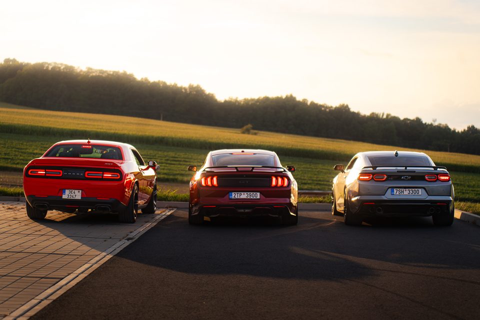 Dodge Challenger SRT, Ford Mustang GT a Chevrolet Camaro 2SS zezadu